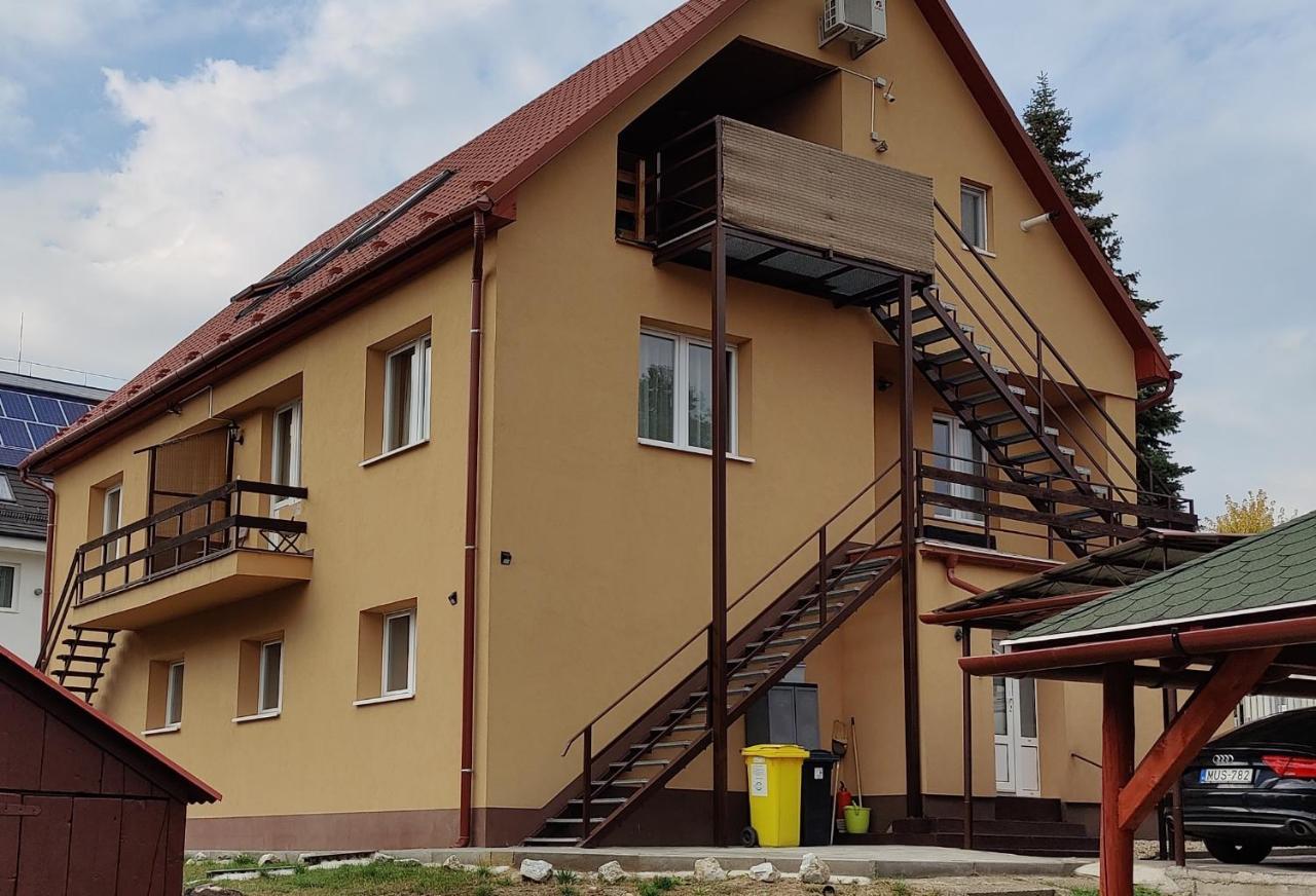 Katalin Apartmanhaz Miskolc Buitenkant foto